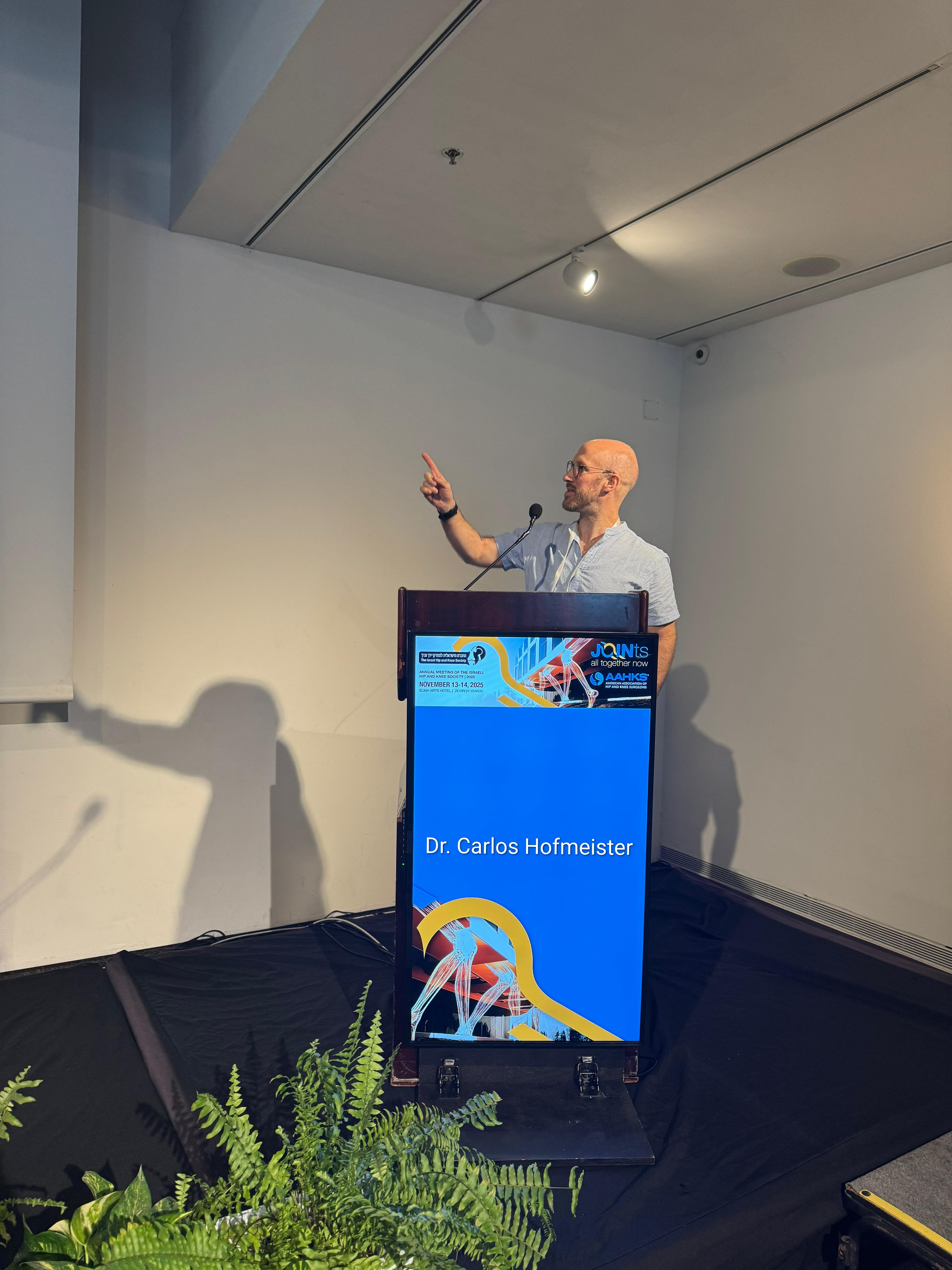 Dr. Carlos Hofmeister Kahn presentando en congreso médico